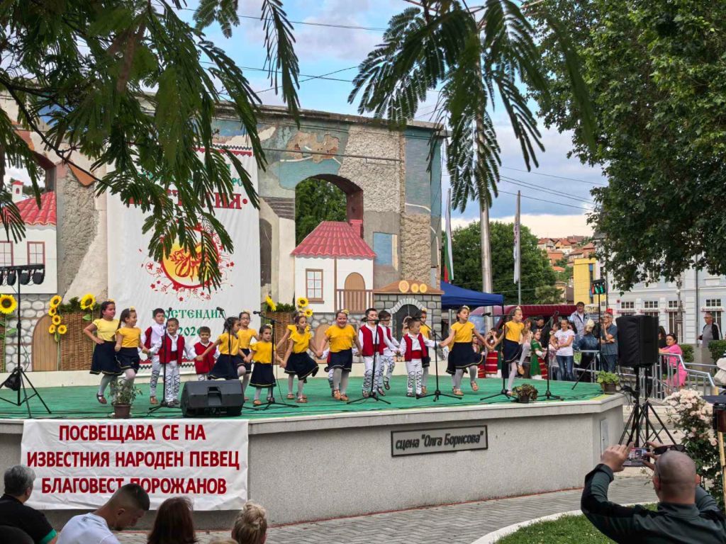 Триумф за ансамбъл "Кюстендилче" на родна сцена! - ОДК Кюстендил